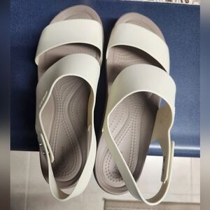 Crocs Womens brooklyn low wedges, platform sandals size 9 color oyster white